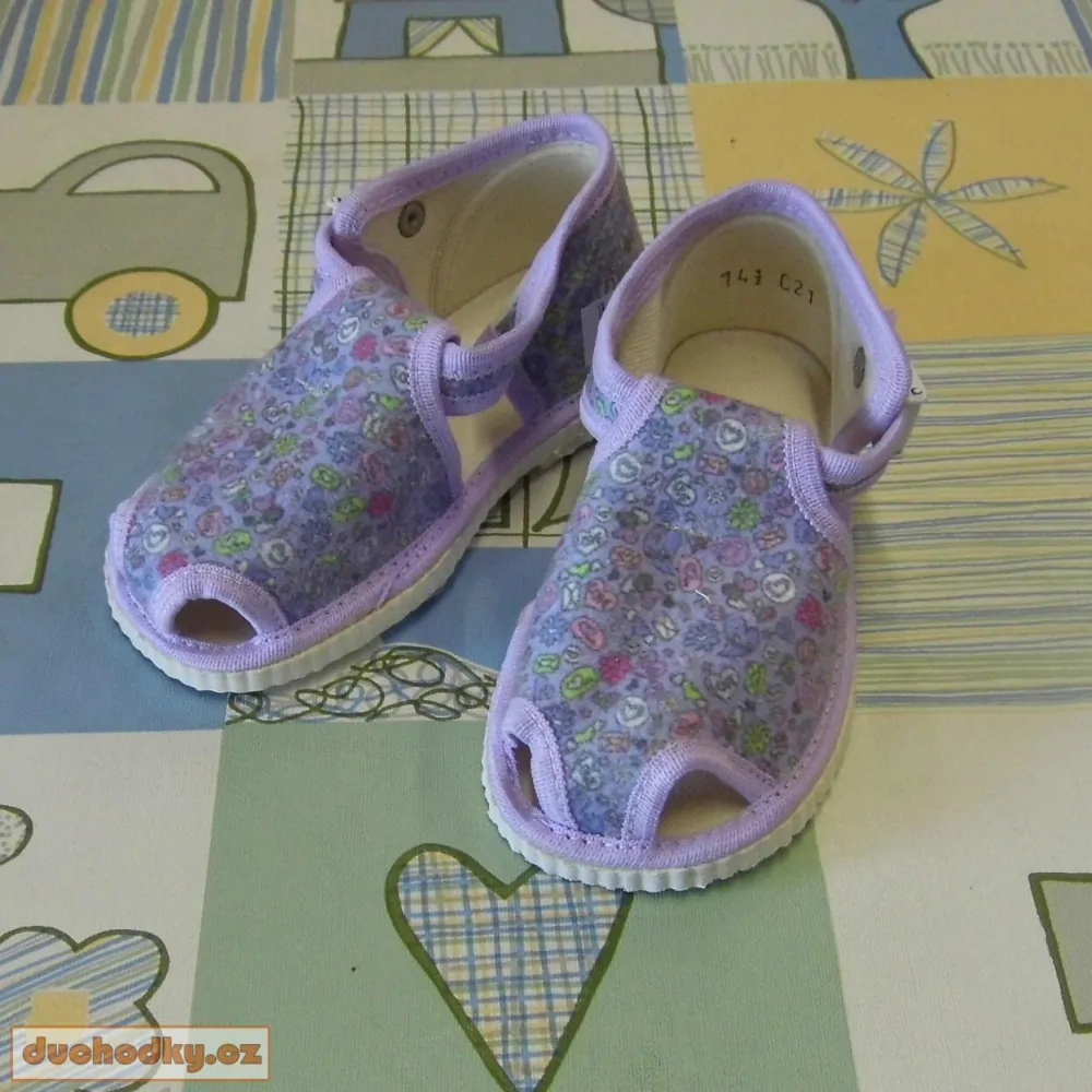  kotníkové bačkůrky otevřené na sponu