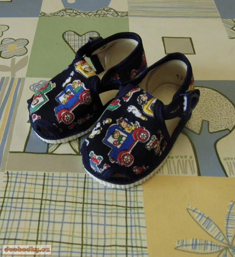  kotníkové bačkůrky otevřené na sponu