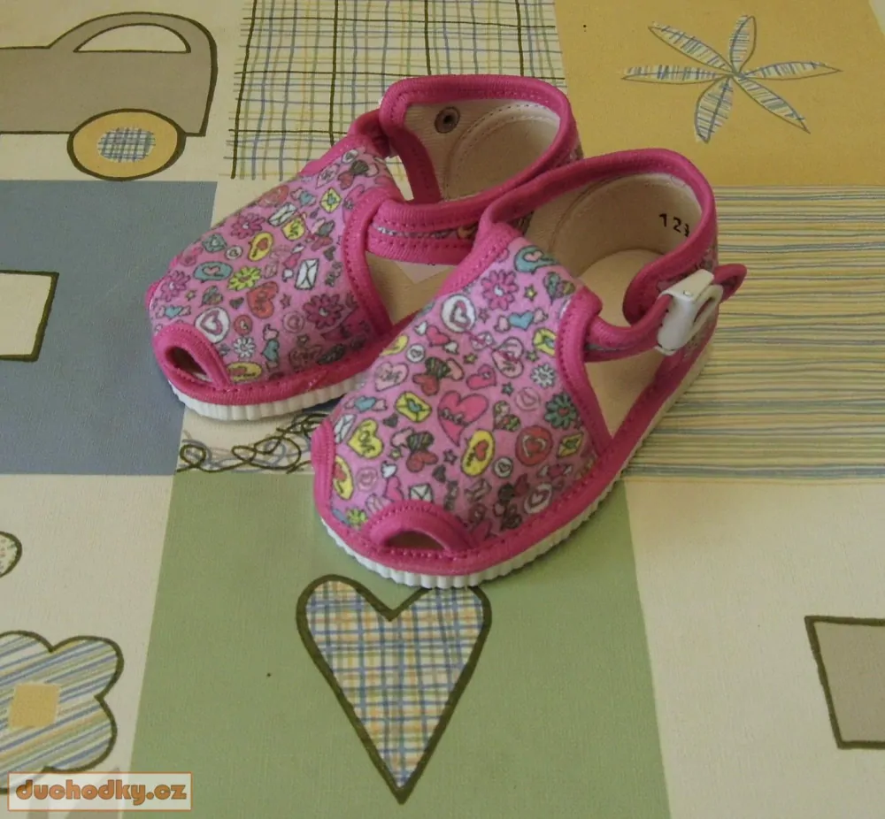  kotníkové bačkůrky otevřené na sponu