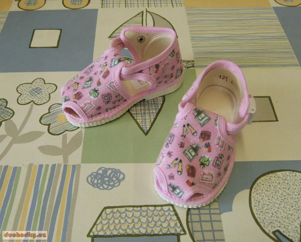  kotníkové bačkůrky otevřené na sponu